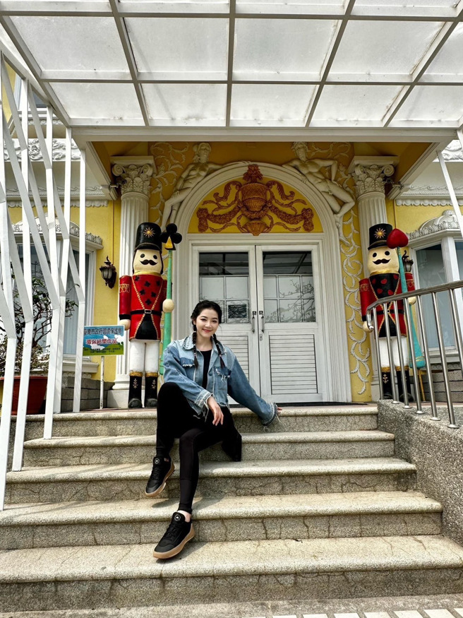 刘方慈在脸书晒出到台南旅游的美照，只见她难得着一身轻便服装，在叶石涛文学馆拍起系列文青照。(翻摄自刘方慈脸书）