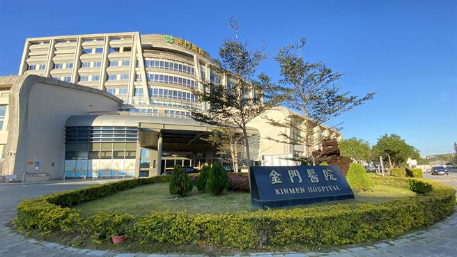 金门医院院区周边违规停车乱象日益猖獗，金湖分局将针对违停热点加强执法取缔。(于家麒摄)