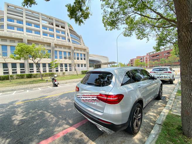 违规停车若不幸造成其他用路人为闪避而导致车祸伤亡，还须负起刑事责任，得不偿失。(于家麒摄)