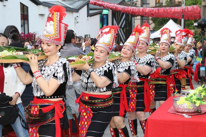 桃园市2023龙冈米干节重现云南习俗「长街宴」席开66桌，让民眾品嚐道地美食。（蔡明亘摄）