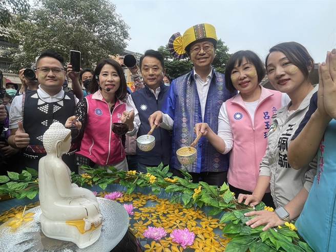 桃园市龙冈米干节睽违5年回归金三角商圈办理，今日热闹开幕，桃园市长张善政（右三）到场体验泰缅传统的洒水祈福仪式，邀民眾来龙冈体验异域文化与美食。（蔡明亘摄）