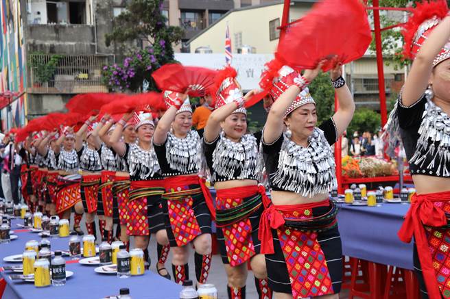 长街宴是云南哈尼族节庆办桌习俗，今日于桃园龙冈重现，席开66桌，让民眾体验道地美食。（蔡明亘摄）