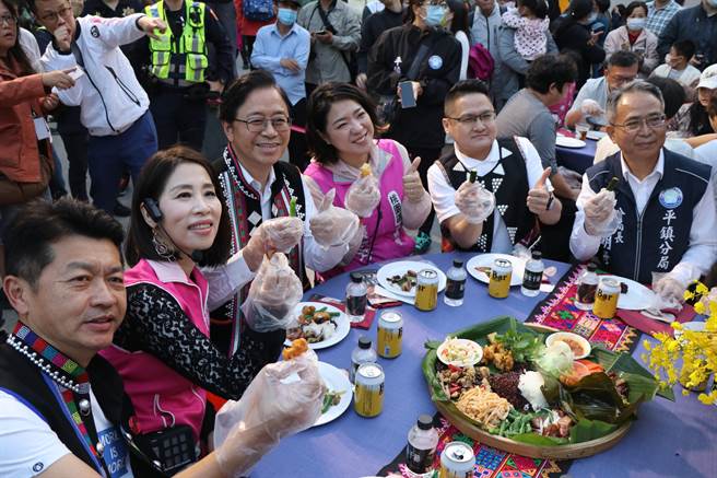 桃园市龙冈米干节22日热闹开幕，活动将延续至5月1日止，桃园市长张善政（左三）到场体验云南哈尼族习俗「长街宴」美食，开心享受道地美味。（蔡明亘摄）