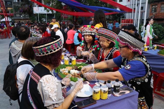 长街宴是云南哈尼族节庆办桌习俗，今日于桃园龙冈重现，席开66桌，超过400人报名体验道地佳肴。（蔡明亘摄）