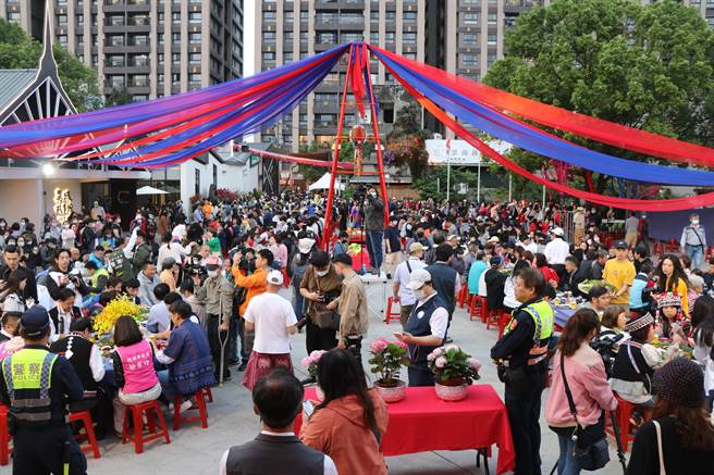 长街宴是云南哈尼族节庆办桌习俗，今日于桃园龙冈重现，席开66桌，超过400人报名体验道地佳肴。（蔡明亘摄）