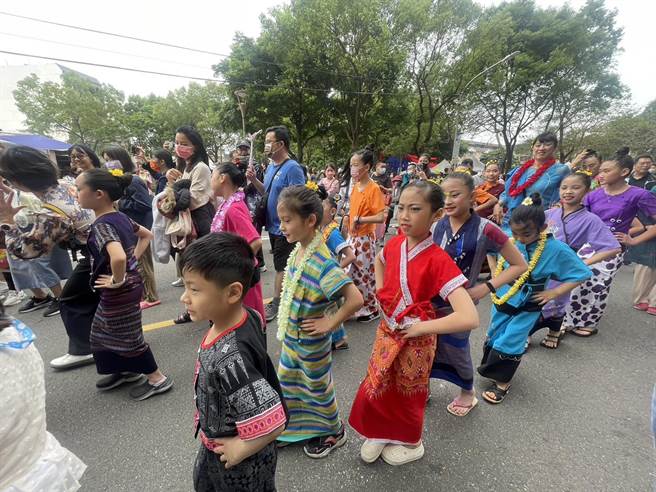 桃园市2023龙冈米干节睽违5年回归魅力金三角商圈办理，今日盛大开幕，踩街游行洒水祈福。（蔡明亘摄）