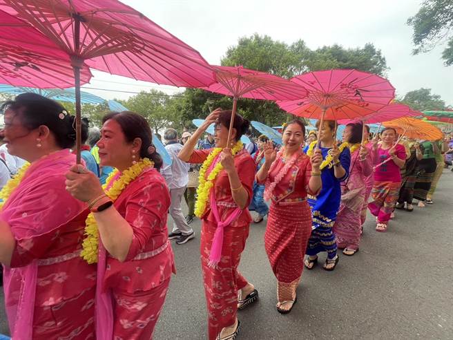 桃园市2023龙冈米干节睽违5年回归魅力金三角商圈办理，今日盛大开幕，踩街游行洒水祈福。（蔡明亘摄）