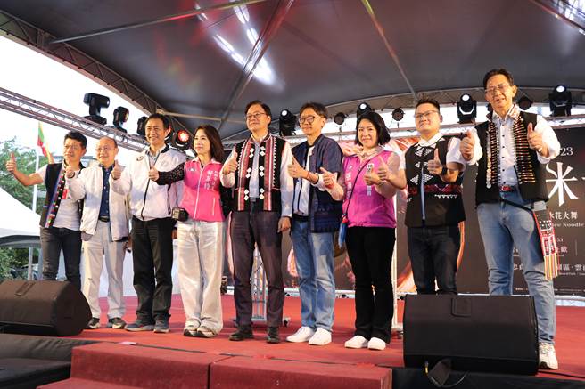 桃园市长张善政表示，龙冈米干节呈现台湾少有的异域文化，活动将延续至5月1日，邀民眾一同来享受异域风情与美食。（蔡明亘摄）