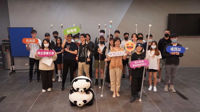 翁晓玲主任许素朱教授与同学大合照。(清华大学提供）