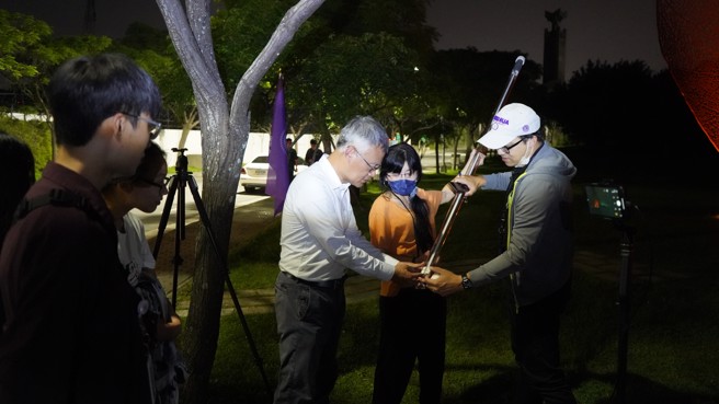 简祯富副校长询问air printer的原理。（清华大学提供）