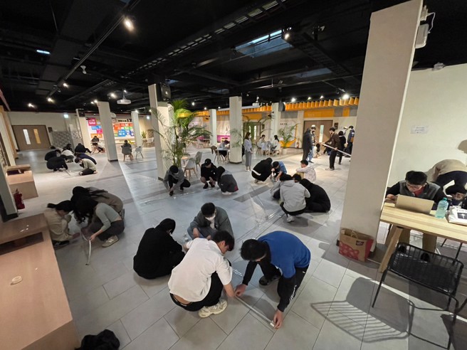 学生全力学习组装光棒。（清华大学提供）