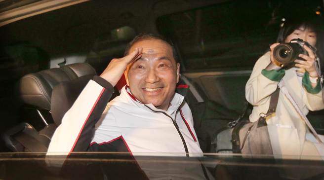 侯友宜向接机民眾敬礼致意。（范扬光摄）