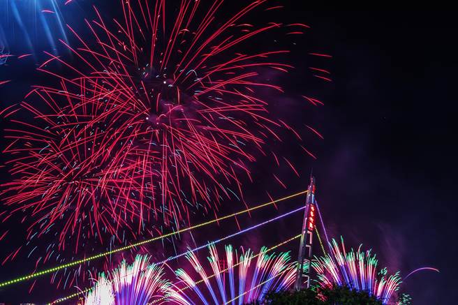 全中运开幕典礼后，施放300秒的烟火秀。（罗浚滨摄）