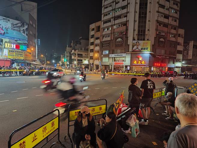 彰化警方按腳程預估，23日凌晨12點左右大甲媽鑾轎才進入民生地下道。（吳輝攝）