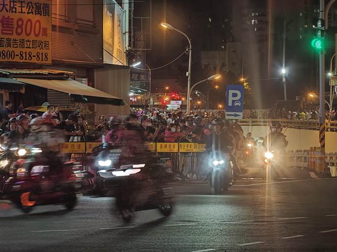 為防止人群湧入滋事，傍晚在民生地下道周邊架起百公尺的改道牌，預計傍晚實施管制。（吳輝攝）