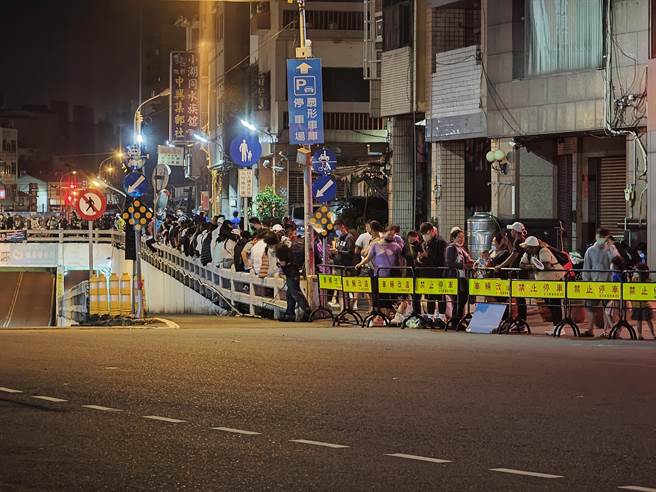 「搶轎熱點」民生地下道，過去擠爆到寸步難行，加上搶轎、暴打，至少也得鬧上3小時。（吳輝攝）