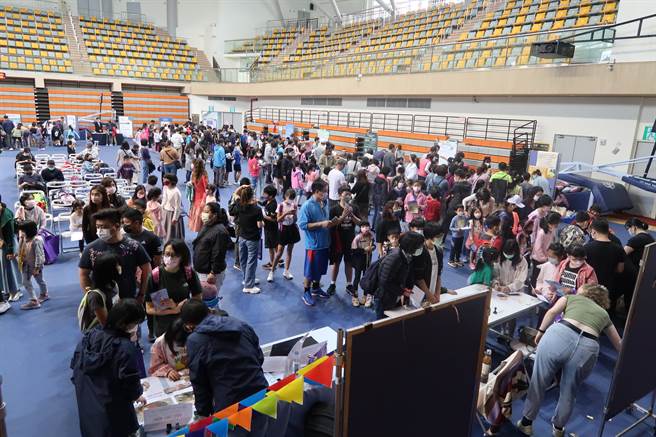 金门县教育处今举办中小学国际英语日，吸引近700名学生共同参与，以英语宣达爱护地球。(图／金门县教育处提供)