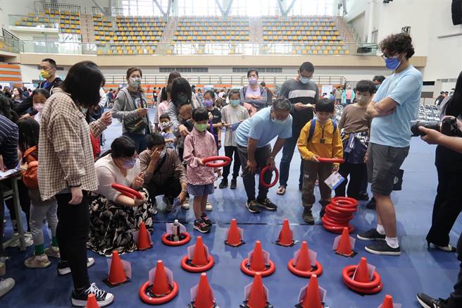 活动以联合国永续发展目标，设计各种主题闯关活动，学童们寓教于乐，玩得不亦乐乎。(图／金门县教育处提供)