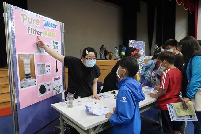 各种英语闯关活动，可以增加学童使用英语学习与互动的机会。(图／金门县教育处提供)