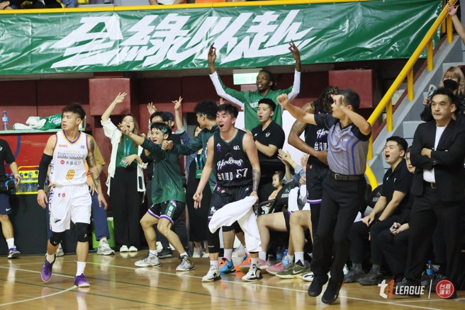 眼见场上队友投进三分外线，英熊板凳区顿时陷入沸腾情绪。(T1联盟提供)