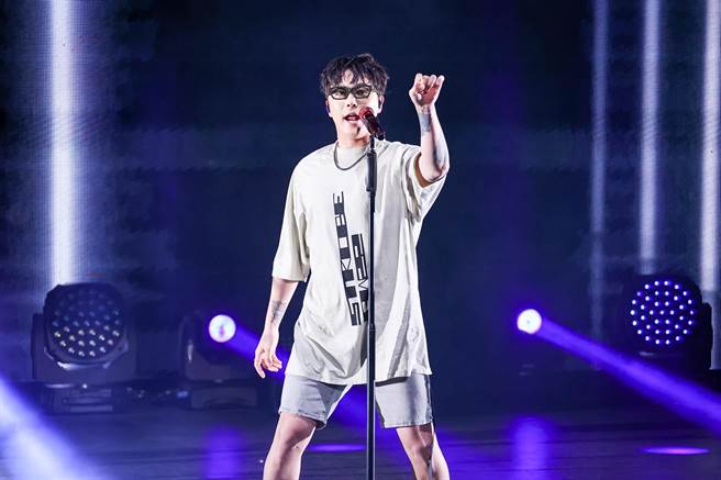 李洪基儘管上周右脚扭伤，仍相当卖力演出。（罗永铭摄）