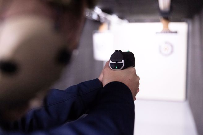 美国枪枝制造商Biofire Tech研发出具有人脸辨识功能的手枪，希望能藉此提高用枪的安全性。（图／路透）