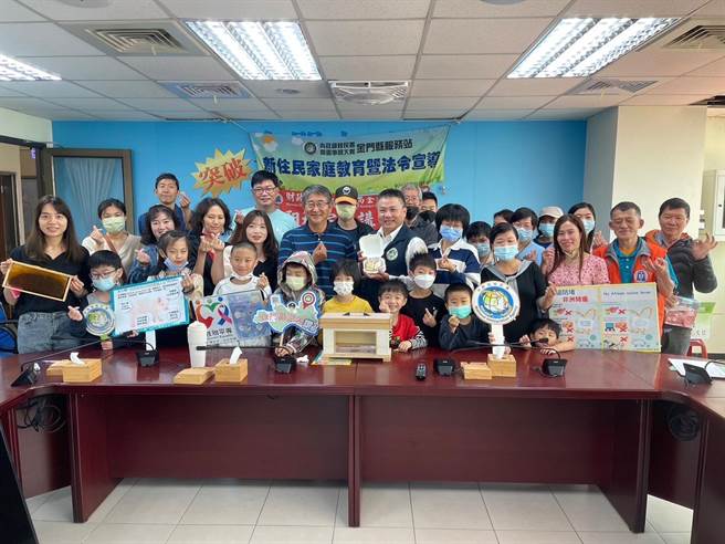 移民署金門縣服務站今天舉辦環境教育活動，介紹金門特有的「土蜂」，讓新住民留下深刻的印象。(圖／移民署金門服務站提供)