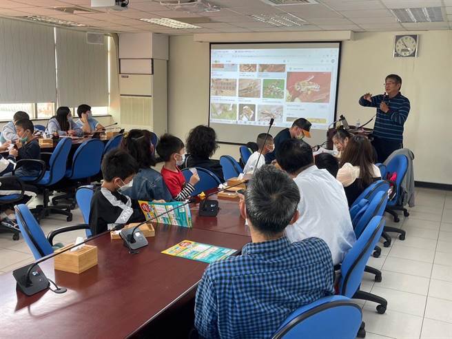 謝光霓(站立者)藉由生動的說明，讓參與的新住民朋友瞭解到蜜蜂的習性與金門的蜂種。(圖／移民署金門服務站提供)