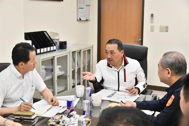 新北市日前接连发生重大治安事件，新北市长侯友宜今（22日）晚自新加坡结束交流考察行程，返抵国门后立即前往新北市刑事警察大队关心办案进度。(黄敬文翻摄)