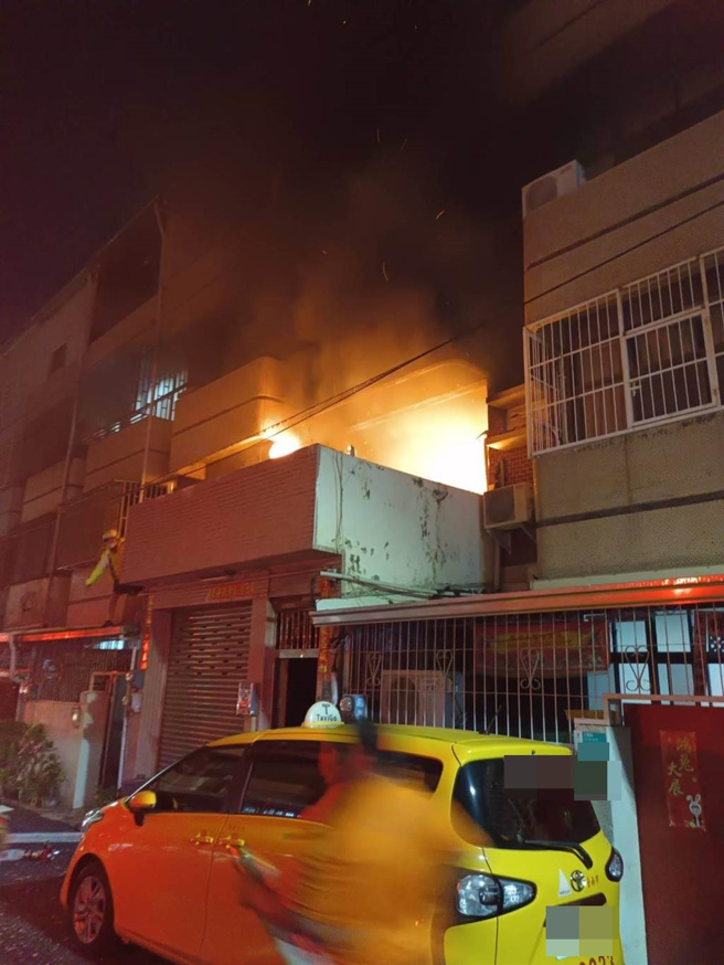 北区文贤路住宅火警，造成3人受轻伤送医。（读者提供／程炳璋台南传真）