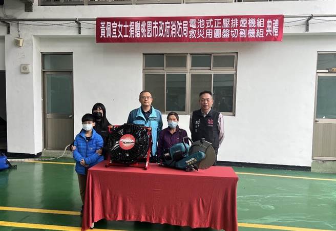 今日上午在华勛分队举行捐赠仪式，由桃园市消防局长龚永信代表受赠并致赠感谢状。（翻摄照片／蔡明亘桃园传真）