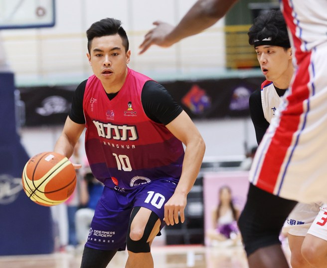 蒋浩伟(左)。(中华篮协提供)