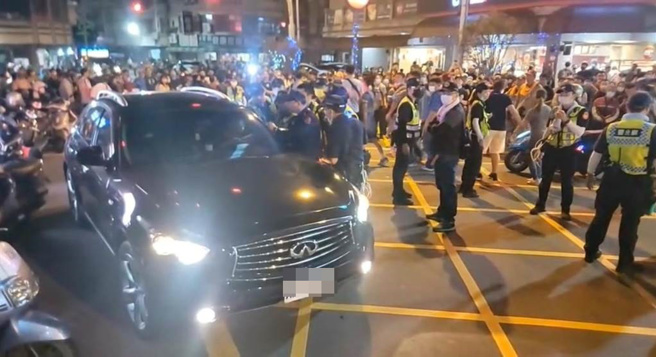 今天晚间9点多左右，一名陈姓驾驶价值近300万的休旅车，闯入彰化市彰新路一段49巷与自强路口，其不听警劝阻要硬闯，被上前盘查的警方闻到酒味，将其拖下车当场逮捕。（翻摄古意囝仔看庙会脸书／吴建辉彰化传真）