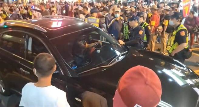 从画面来看，酒驾男子可能喝太茫，没有意识到自己身旁都是警方，硬闯管制路段，警方上前盘查时男子还不听劝阻，狂按喇叭要硬闯。（翻摄古意囝仔看庙会脸书／吴建辉彰化传真）