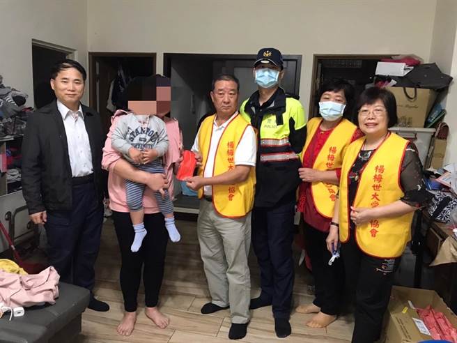 桃园市杨梅警分局结合杨梅世大爱心协会，致赠弱势家庭纾困金，帮助他们暂时度过困境。（翻摄照片／蔡明亘桃园传真）