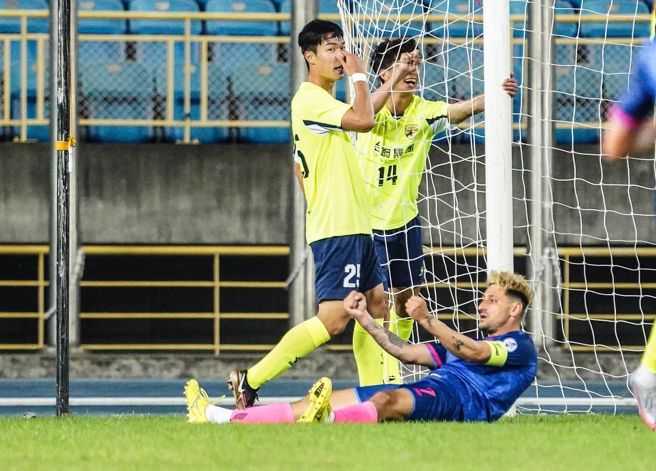 台湾石虎FC前锋朱恩乐（下）在下半场攻破南市台钢大门，兴奋的坐在地上振臂欢呼。（中华足协提供）