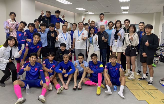 台湾石虎扳倒卫冕军后在休息室庆祝胜利，跆拳道国手罗嘉翎（后排右五）也到场加持。（林亮君提供）