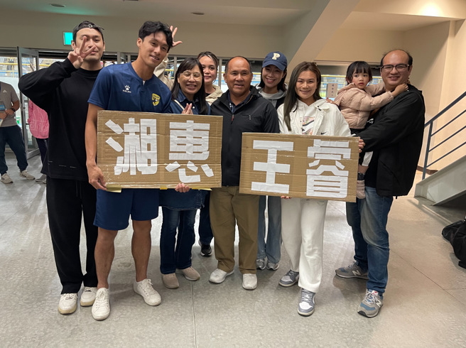 王睿（左二）与王湘惠（右三）的家人到台北田径场观战。（李弘斌摄）