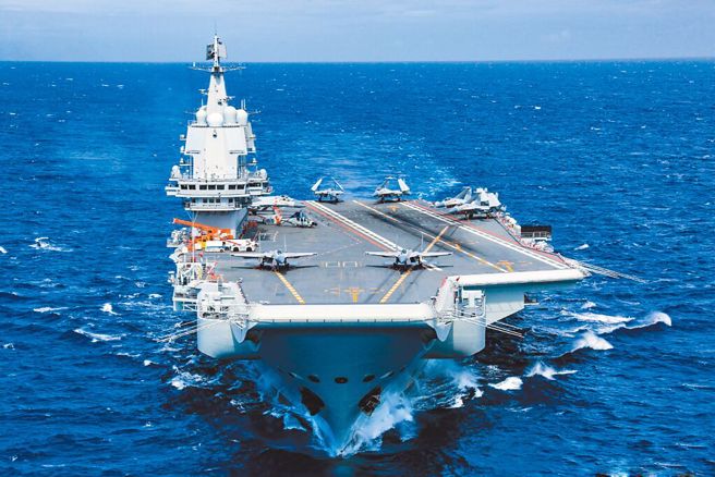 中共辽寧舰近日在西太平洋海域，展开防空、反潜等多课目训练，与此同时，另一艘航母山东舰（图）也在西太平洋深处远航，这是首次有两艘大陆航母，在西太平洋远海航训。（摘自南部战区微博）