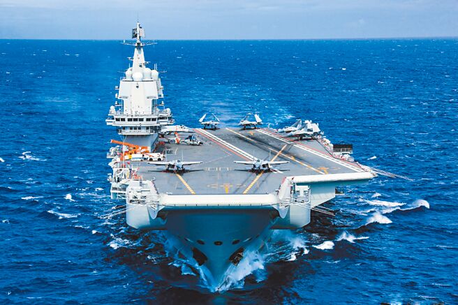 中共辽寧舰近日在西太平洋海域，展开防空、反潜等多课目训练，与此同时，另一艘航母山东舰（见图）也在西太平洋深处远航，这是首次有两艘大陆航母，在西太平洋远海航训。（摘自南部战区微博）