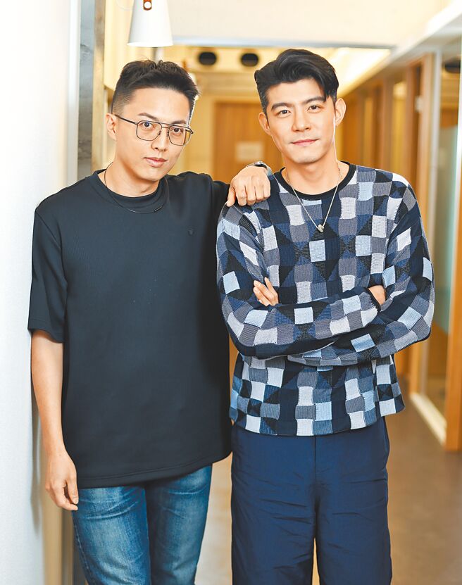 王柏杰（右）和导演林君阳共同接受访问宣传《疫起》。（陈俊吉摄）