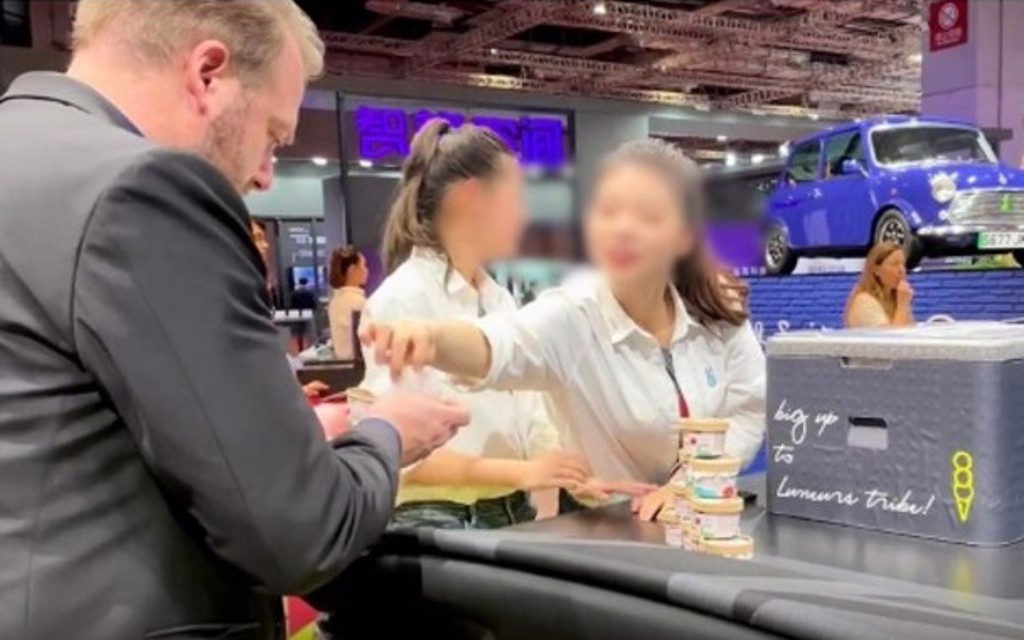 上海車展冰淇淋派送風波延續，寶馬女員工已因網暴離職。（圖／網路視頻截圖