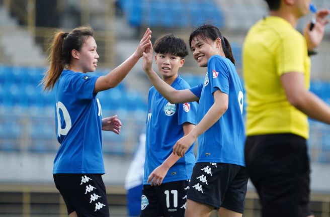 台北熊讚前锋高晨恩（右）破门后，与后卫潘圣华击掌庆祝。（中华足协提供）