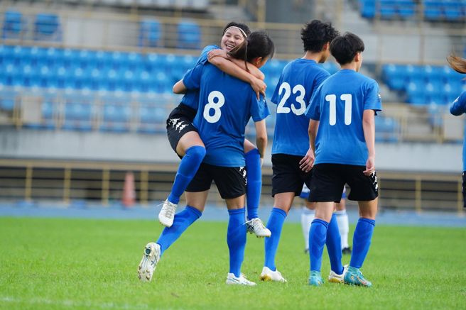 台北熊讚右翼何忻柔（左一）送出助攻后，兴奋跳到进球的高晨恩身上庆祝。（中华足协提供）