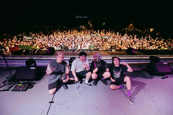 血肉果汁机于春浪首日演出，吸引大票粉丝一起同欢。（春浪提供） 