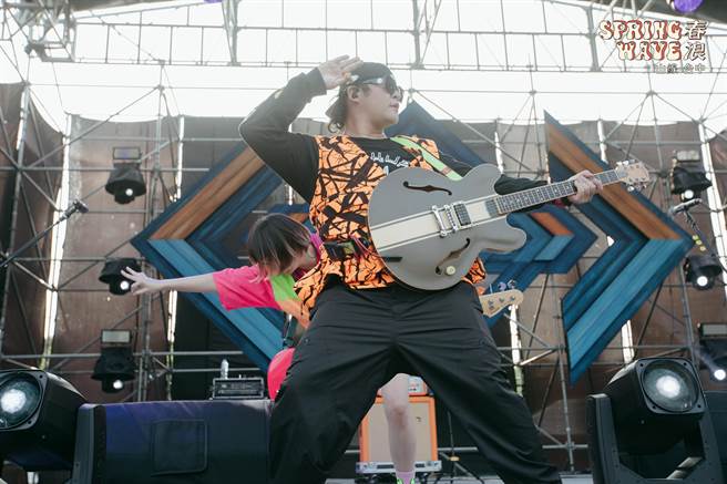 怕胖团在首日演唱《鱼》、《月旁月光》等热门歌曲外，还演唱新歌《原来你跟每个人都说着一样的话》。（春浪提供） 