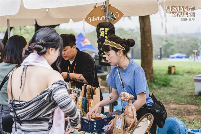 春浪山线有上百个摊位涵括各式各样的文创、手作、食物等。（春浪提供） 