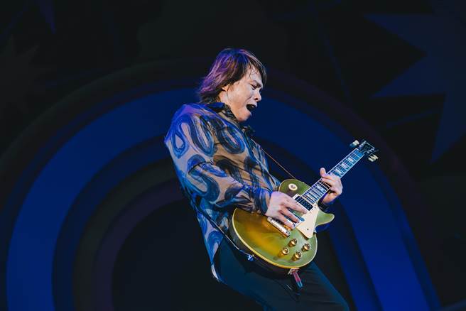 伍佰大唱多首金曲，久违现身音乐祭看到「脱罩」人群，笑说好久没看到「人脸」。（春浪提供） 