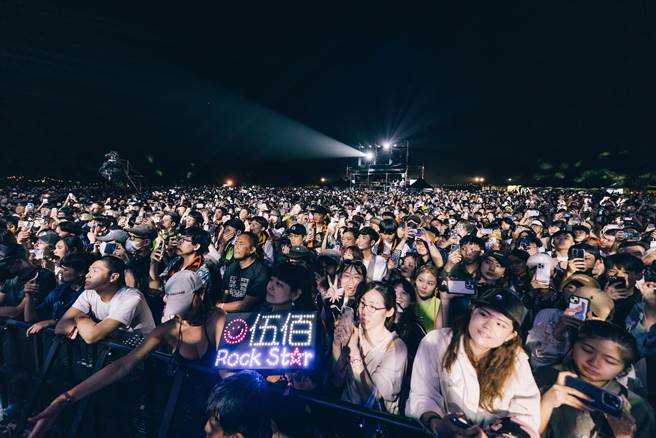 伍佰大唱多首金曲，久违现身音乐祭看到「脱罩」人群，笑说好久没看到「人脸」。（春浪提供）
