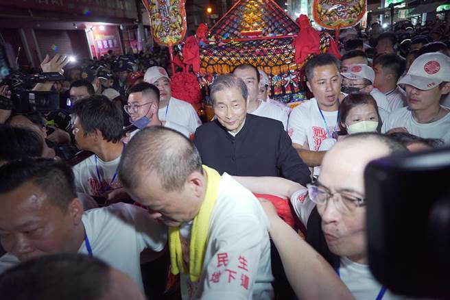 去年白狼张安乐与吴金虎、李家葳夫妇等人，率眾在三民路302巷聚眾闹事，遭检警调查，今年白狼张安乐等人再度现身接驾。（吴建辉摄）